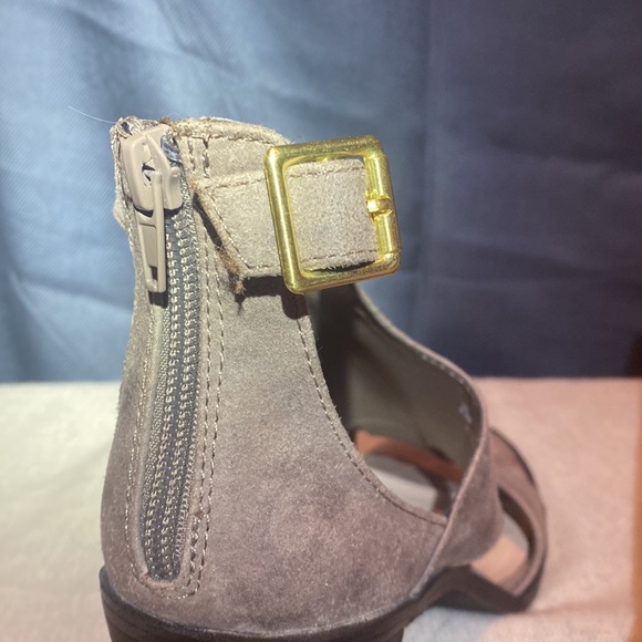 Size 8.5 Fergalicious chunky heel sandal - Picture 3 of 4